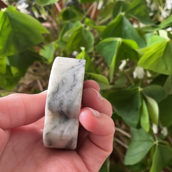 🍏Tourmalinated Quartz Crystal Apple Slice🍏 ~ Hand Carved - Picture 5 of 10
